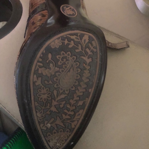 Pumps - Picture 2 of 3